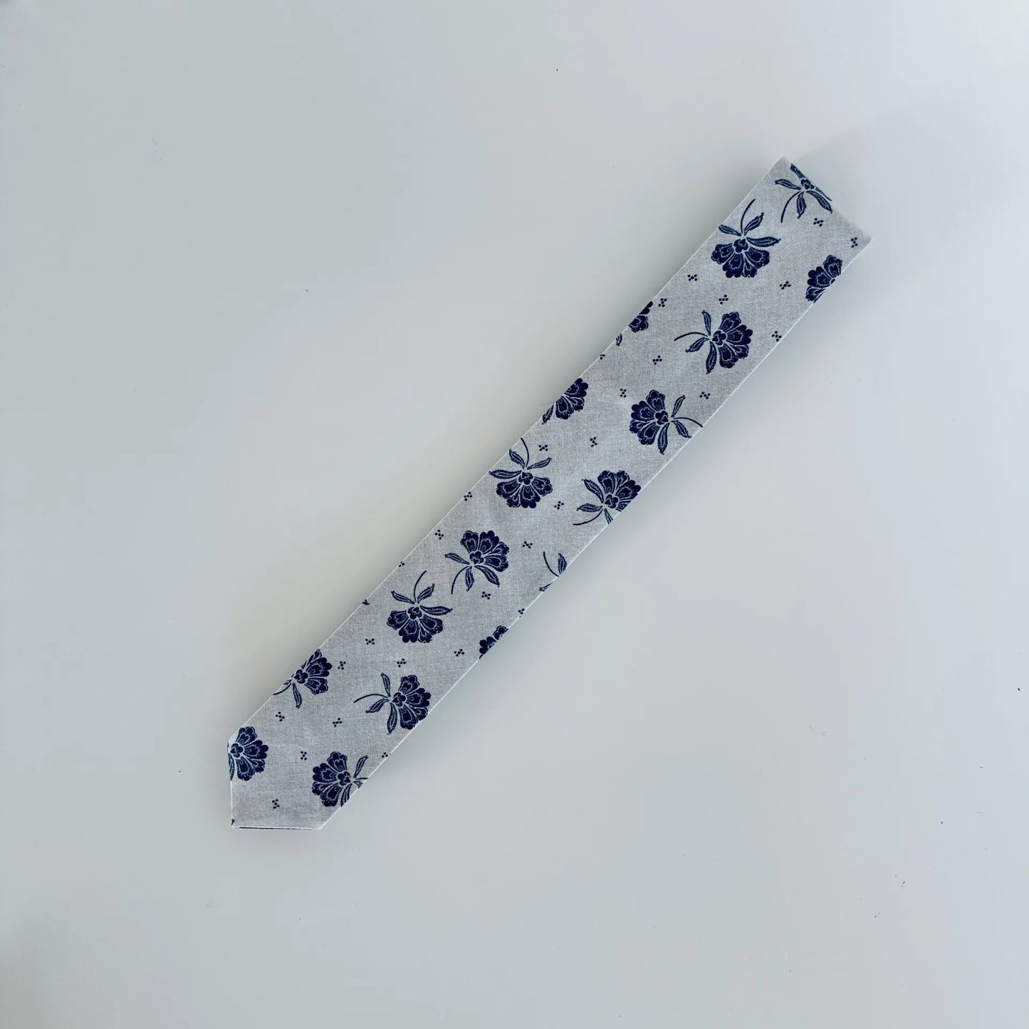 Men's blue tie with vintage floral print