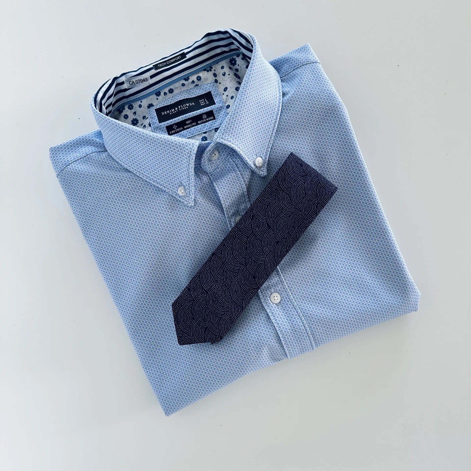 Men's dark navy tie featuring scallop design