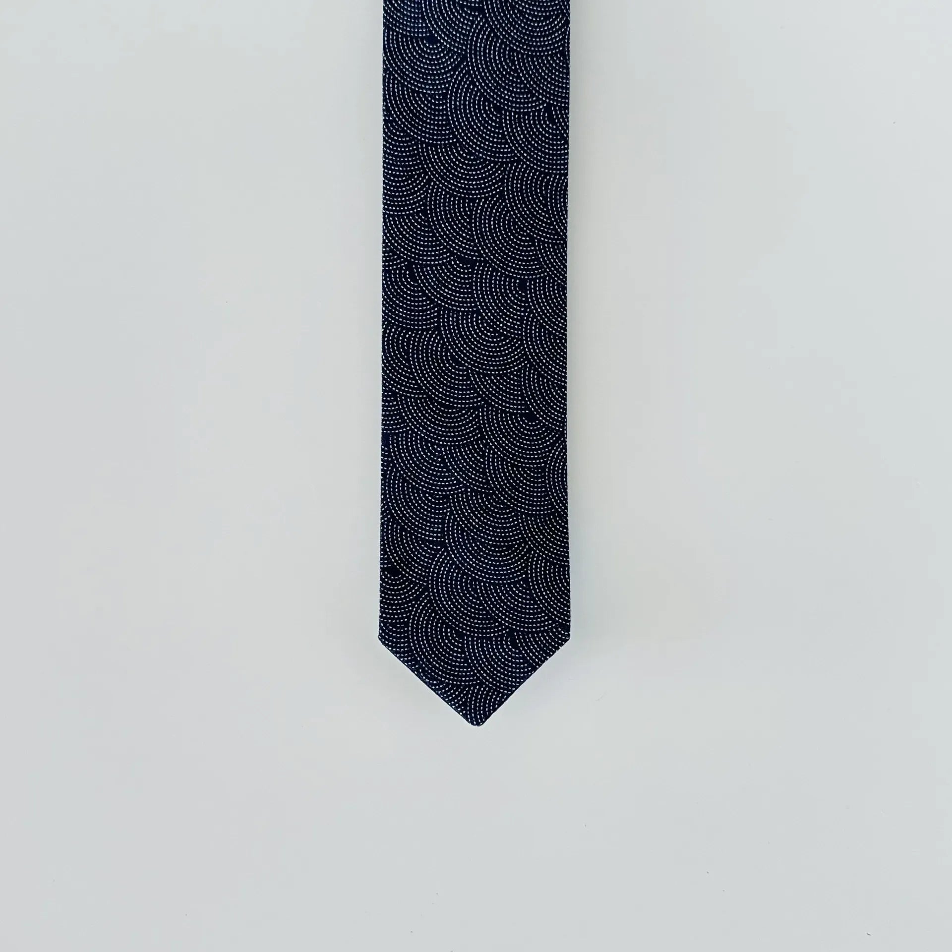 Handcrafted dark navy men's tie with satin lining, showcasing a classic scallop pattern for a refined loo